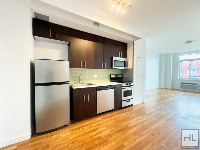 NO FEE / Spacious Sunlit Bushwick Studio / in Brooklyn, NY - Foto de edificio - Building Photo