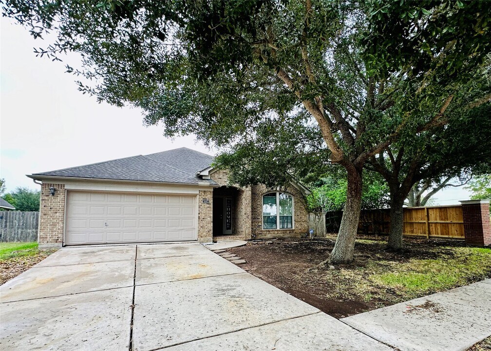 5643 Walnut Glen Ln in Rosenberg, TX - Foto de edificio