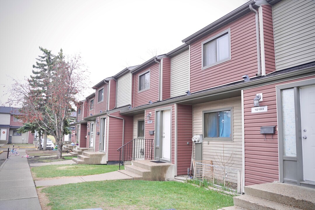 Cherry Hill Park in Edmonton, AB - Building Photo