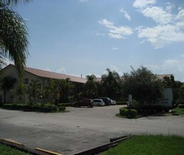 Royal Palms Apartments in Dania, FL - Building Photo - Building Photo