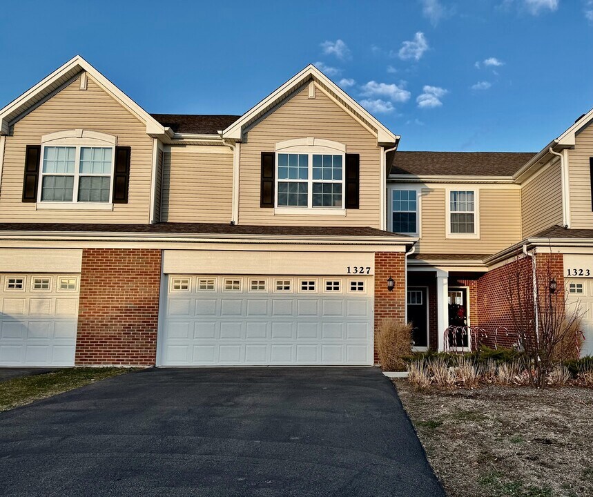 1327 Draper Rd in McHenry, IL - Building Photo