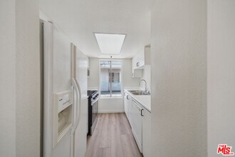 870 Crenshaw Blvd in Los Angeles, CA - Building Photo - Building Photo