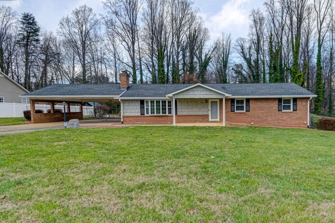 695 Yellowstone Ln in Winston-Salem, NC - Building Photo