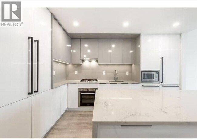 4711 Hazel St in Burnaby, BC - Building Photo - Building Photo