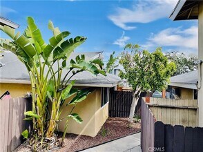 15641 Tustin Village Way, Unit A in Tustin, CA - Foto de edificio - Building Photo