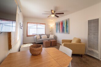 612 Bayview Dr in Hermosa Beach, CA - Foto de edificio - Building Photo