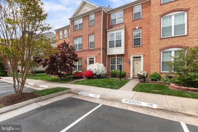 2372 Woodland Pond Ln