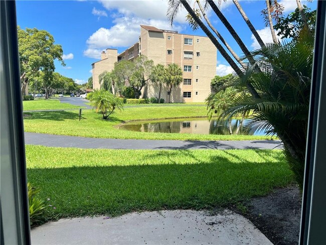 7840 NW 50th St, Unit 102 in Lauderhill, FL - Foto de edificio - Building Photo