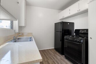 Roxanne Apartments in Los Angeles, CA - Building Photo - Building Photo