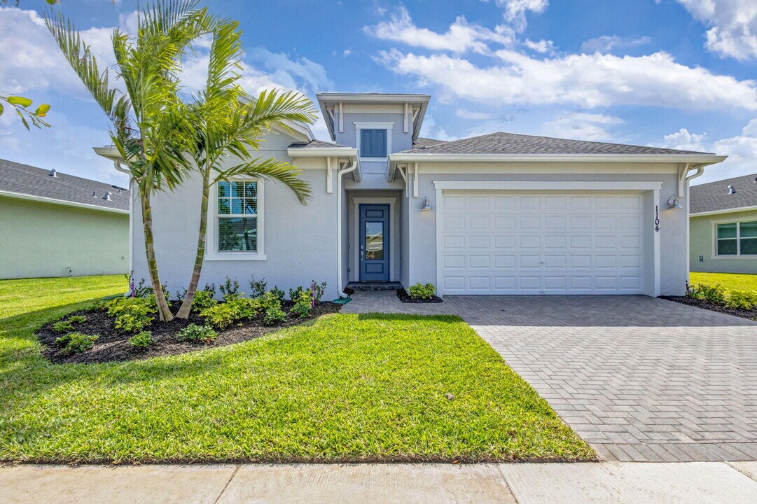 1104 SE Crosswood Wy in Port St. Lucie, FL - Building Photo
