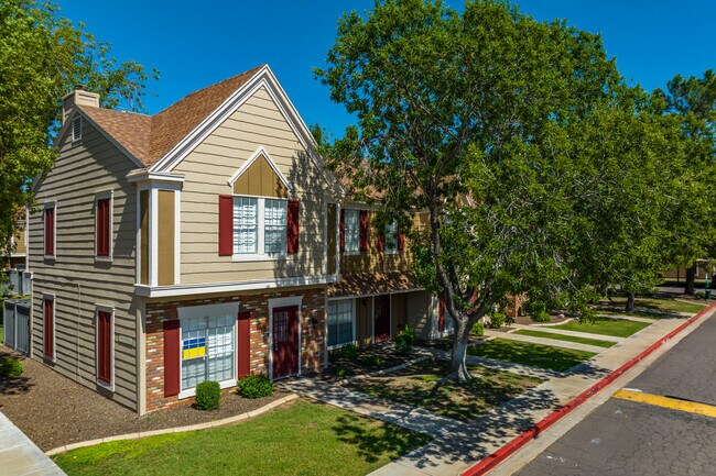 3324 W McRae Way in Phoenix, AZ - Foto de edificio - Building Photo
