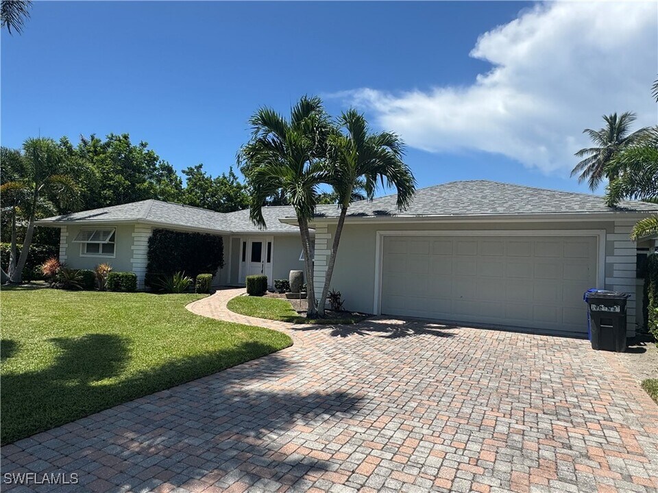 675 Wedge Dr in Naples, FL - Building Photo