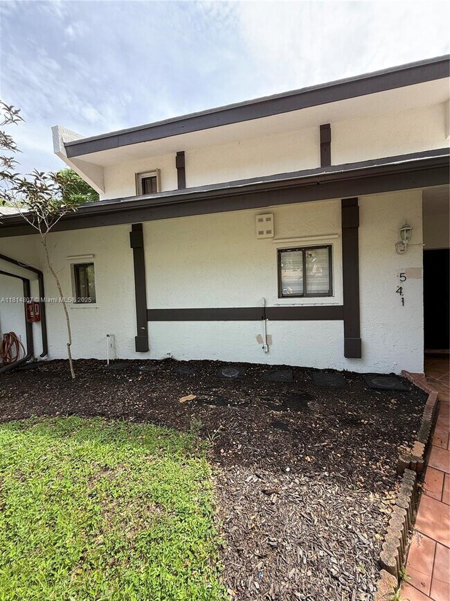 541 NE 199th Ln in Miami, FL - Building Photo - Building Photo