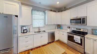 1215 Ocean View Dr, Unit 26-502 in Gulfport, MS - Building Photo - Building Photo