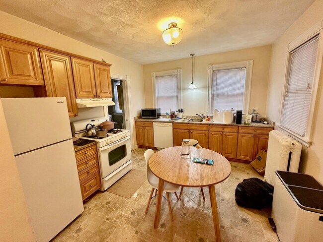 2 Laurel St, Unit 1 in Medford, MA - Building Photo - Building Photo