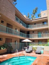 Dicken's Court Apartments in Sherman Oaks, CA - Foto de edificio - Building Photo