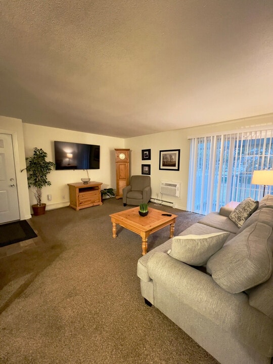 1616 Green Valley Dr in Janesville, WI - Building Photo