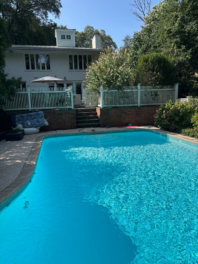 544 Brookside Rd in New Canaan, CT - Building Photo - Building Photo