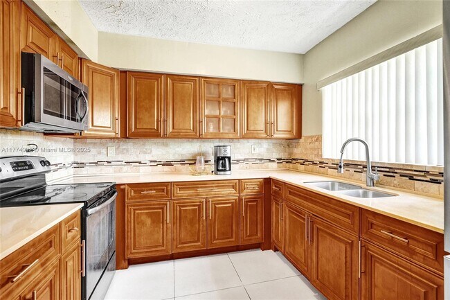 450 NE 158th St, Unit 2 in Miami, FL - Building Photo - Building Photo