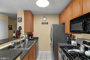 75 S Reynolds St in Alexandria, VA - Building Photo