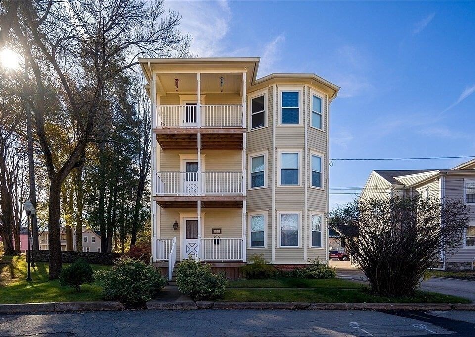 5 Strand Pl in Southbridge, MA - Building Photo