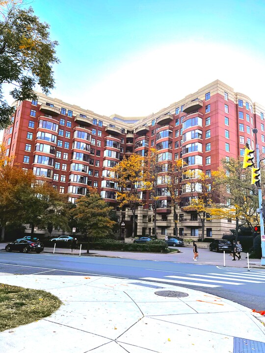 2400 Clarendon Blvd in Arlington, VA - Building Photo