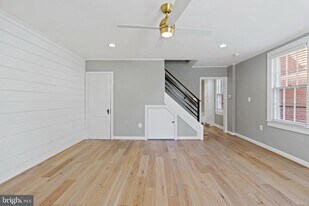 1300 S Cleveland St in Arlington, VA - Building Photo