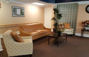 8106 Creekbend Dr in Houston, TX - Foto de edificio - Building Photo