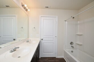 5010 Brewcastle Ln in Park Row, TX - Foto de edificio - Building Photo