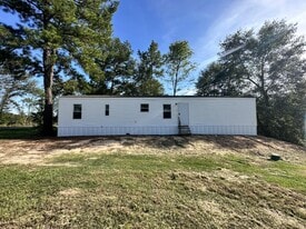 125 Deer Creek Rd in Huntington, TX - Building Photo