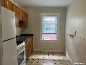 50 The Crescent-Unit -D1 in Babylon, NY - Building Photo - Building Photo