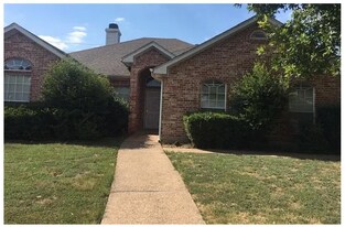 1120 Regina Dr in Hewitt, TX - Building Photo