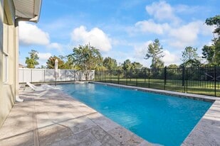 7 Woodfield Dr in Palm Coast, FL - Building Photo