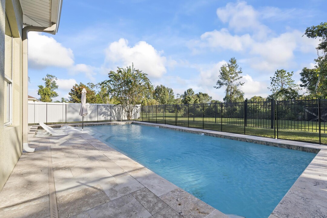 7 Woodfield Dr in Palm Coast, FL - Foto de edificio