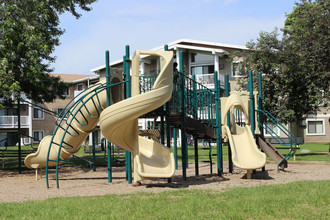 Stone Grove Apartments in Burnsville, MN - Foto de edificio - Building Photo