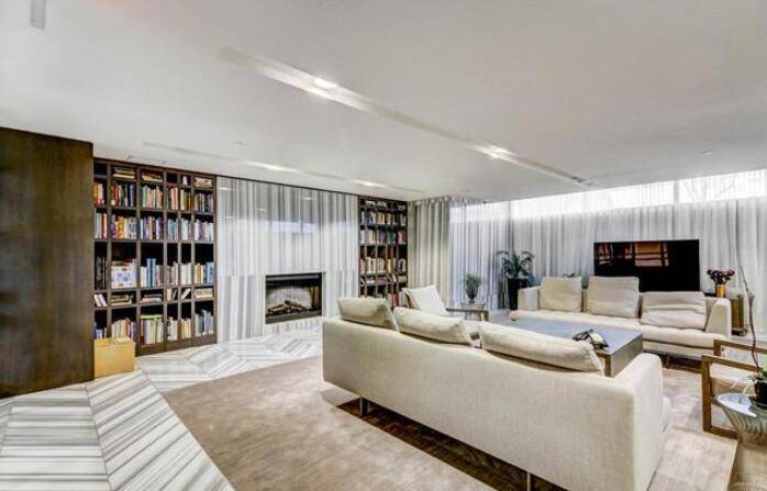 8555 Granville St in Vancouver, BC - Building Photo