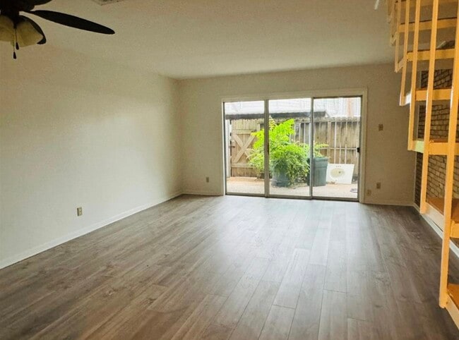 7841 Rue St Cyr St in Houston, TX - Foto de edificio - Building Photo