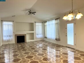 111 Steinbeck Ct in Pittsburg, CA - Building Photo - Building Photo