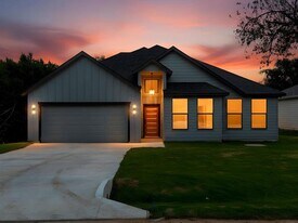 5105 Waterbury Ct in Granbury, TX - Building Photo