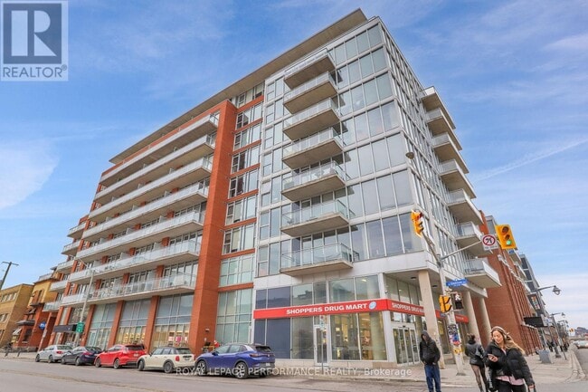 property at 815-354 GLADSTONE Ave