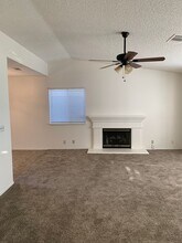 2712 Pine Castle Dr in Hanford, CA - Building Photo - Building Photo