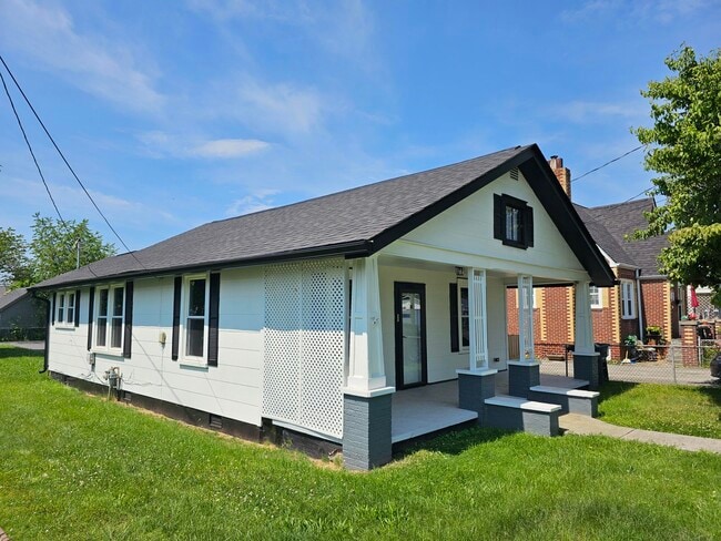 2407 E Center St in Kingsport, TN - Foto de edificio - Building Photo