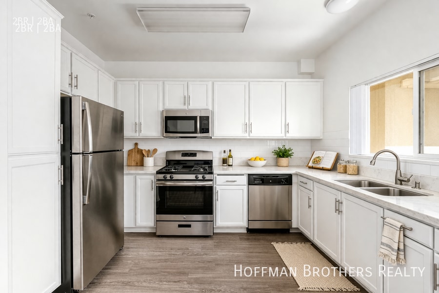 251 Robinson St, Unit 107 in Los Angeles, CA - Building Photo