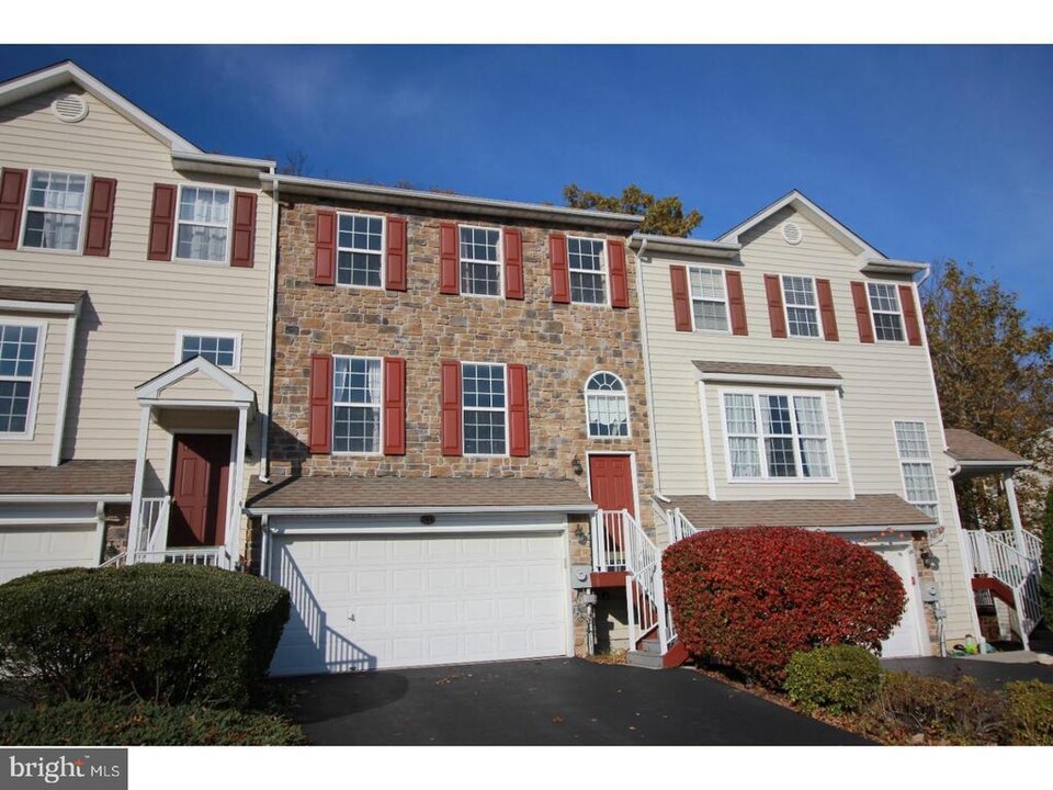 284 Yorktown Ct in Malvern, PA - Building Photo