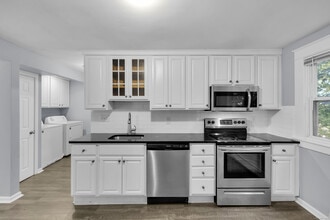 245 Oakland St in Bristol, CT - Building Photo - Building Photo