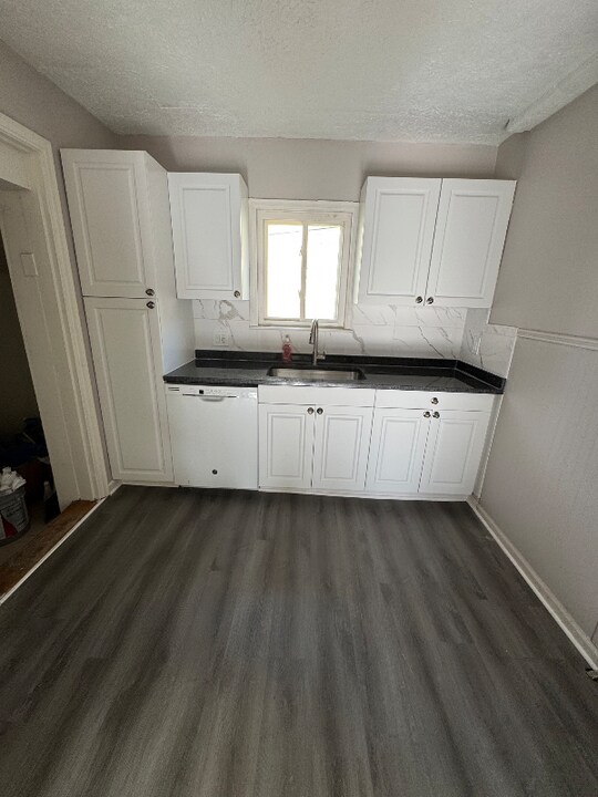 8851 Hugh St in Livonia, MI - Building Photo