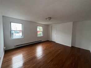 6 Florence Ave-Unit -3 in Oyster Bay, NY - Building Photo - Building Photo