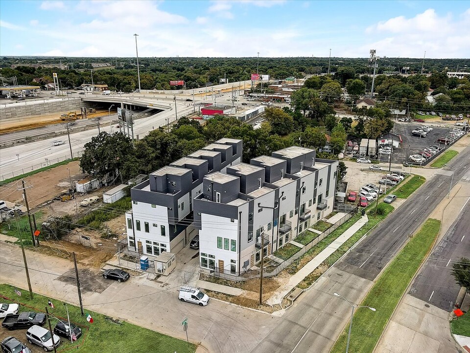 942 E Jefferson Blvd in Dallas, TX - Building Photo