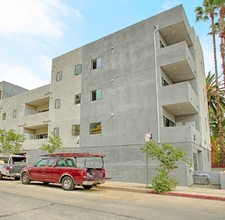 11281 Huston St in North Hollywood, CA - Building Photo - Building Photo