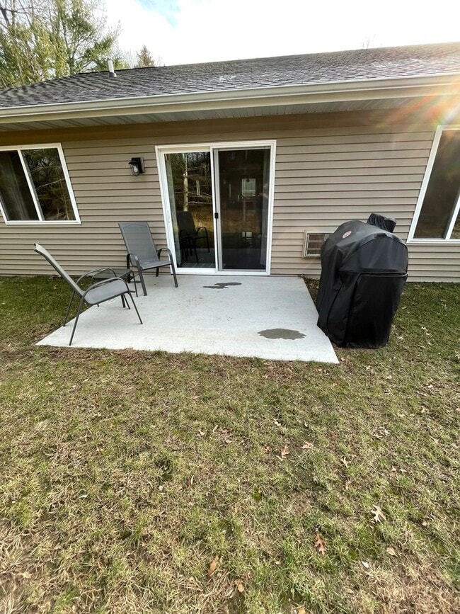 122-124 Hickory Ln in Eau Claire, WI - Building Photo - Building Photo